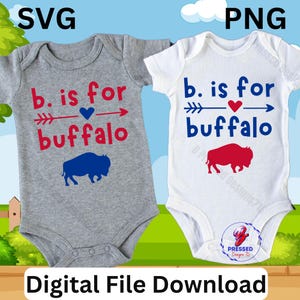 以下が含まれることがあります： 「b. is for buffalo」の文字が入った、グレーと白の2つのベビーボディスーツ。グレーのボディスーツには赤い文字と青いバッファローのシルエットが、白いボディスーツには青い文字と赤いバッファローのシルエットが入っています。デジタルファイルダウンロード。