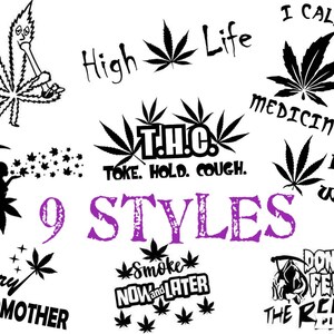 Puede incluir: Nueve ilustraciones en blanco y negro de hojas de marihuana con varias frases, incluyendo "High Life", "T.H.C. Toke. Hold. Cough.", "I Call It Medicine", "Free The Weed", "Fairy Weedmother", "Smoke Now and Later", y "Don't Fear The Reaper".