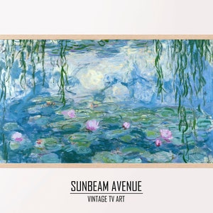 Op de afbeelding: Een ingelijste print van een waterlelievijver, met blauwe en groene tinten en roze waterlelies. Het kunstwerk doet denken aan impressionistische schilderijen. De lijst is van lichtgekleurd hout. De tekst "SUNBEAM AVENUE VINTAGE TV ART" staat onderaan.