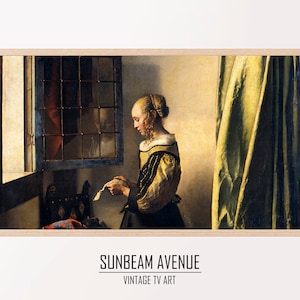 Puede incluir: Una pintura de una mujer con un vestido amarillo de pie junto a una ventana, leyendo una carta. La ventana está abierta y hay una cortina detrás de ella. La pintura está en un marco de madera.