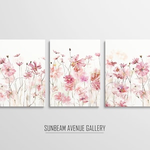 Könnte beinhalten: Ein Set aus drei Aquarellbildern mit rosa Blumen auf weißem Hintergrund. Die Bilder sind in einer Reihe angeordnet, wobei die Blumen im mittleren Bild am prominentesten sind. Der Text "SUNBEAM AVENUE GALLERY" ist unter den Bildern gedruckt.