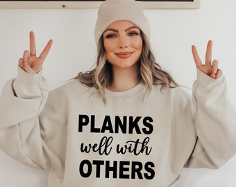 Planchas bien con otros sudadera, suéter humano amable, sudadera de Pilates, sudadera con capucha de regalo amante de Pilates, sudadera de yoga, sudadera Be Kind