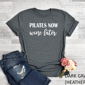 K&ouml;nnte beinhalten: Dunkelgraues T-Shirt mit Melange-Effekt mit dem Text "Pilates Now Wine Later" in Wei&szlig;.