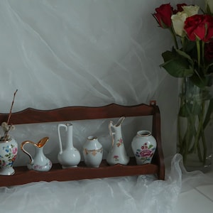Set antike Porzellanvasen, 1940er Porzellanminiaturen, französisches und portugiesisches Porzellan, bemalte Porzellan-Minivasen auf einem Vintage-Regal