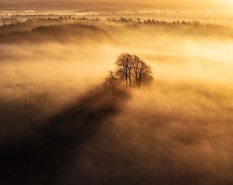 ブライトウェル・バローの日の出プリント、ムーディーなブラックゴールドの風景、幻想的な霧の写真、オックスフォードシャーの壁画