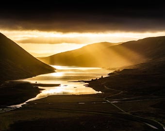 スコットランド高地のムーディーな風景写真、ギャリー湖の夕日の写真、黄金色の太陽光線を描いたウォールアート