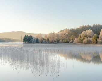 ピティユリッシュ湖の冬景色写真、スコットランド高地の霜の壁画