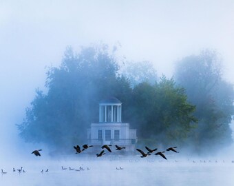 ヘンリー・オン・テムズ・テンプル・アイランドのプリント、ミスティ・ブルー・アワーの川の写真、フライング・ギースの壁画