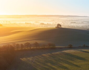ブライトウェル・バローの風景写真、オックスフォードシャーのゴールデンアワー写真、霧の地平線の壁アート