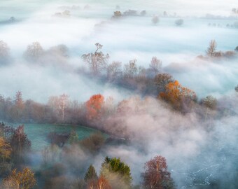 テムズ川の冬のプリント、オックスフォードシャーのドローン写真、霜が降りた木々の風景、パステルグリーンとブルーの霧のウォールアート、繊細な自然の装飾