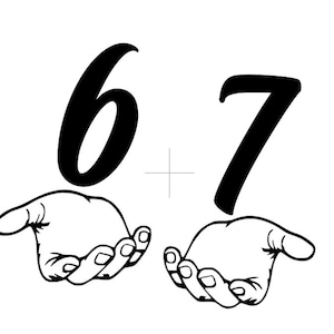 Könnte beinhalten: Schwarz-Weiß-Illustration der Zahlen 6 und 7 über zwei Händen. Die Hände sind wie zum Halten der Zahlen geformt. Ein kleines Pluszeichen befindet sich zwischen den Zahlen.