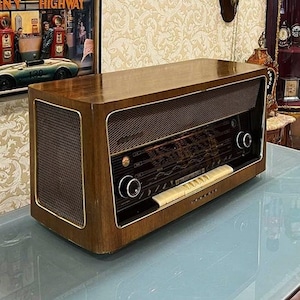 Grundig 4090 - Authentic Vintage Radio, Original Classic, Lamp Radio - Dive into Nostalgia with Grundig 4090