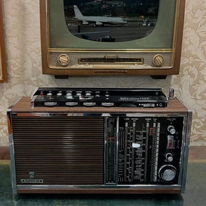 Vintage Grundig Satellit 6001 Transistor Radio with FM | 1970s Shortwave Receiver | Collectible Retro Wooden Case