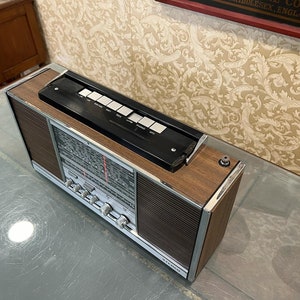 Radio de consola estéreo Grundig / FM / Altas condiciones / Totalmente funcional - Tocadiscos