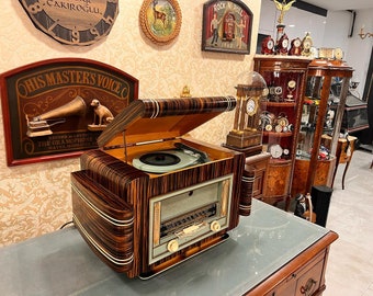 Explora los encantos de la radio de tubo francesa con tocadiscos: una maravilla vintage en impecables condiciones.
