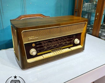 Grundig 4090 - Authentic Vintage Radio, Original Classic, Lamp Radio - Rekindle Nostalgia with Grundig 4090