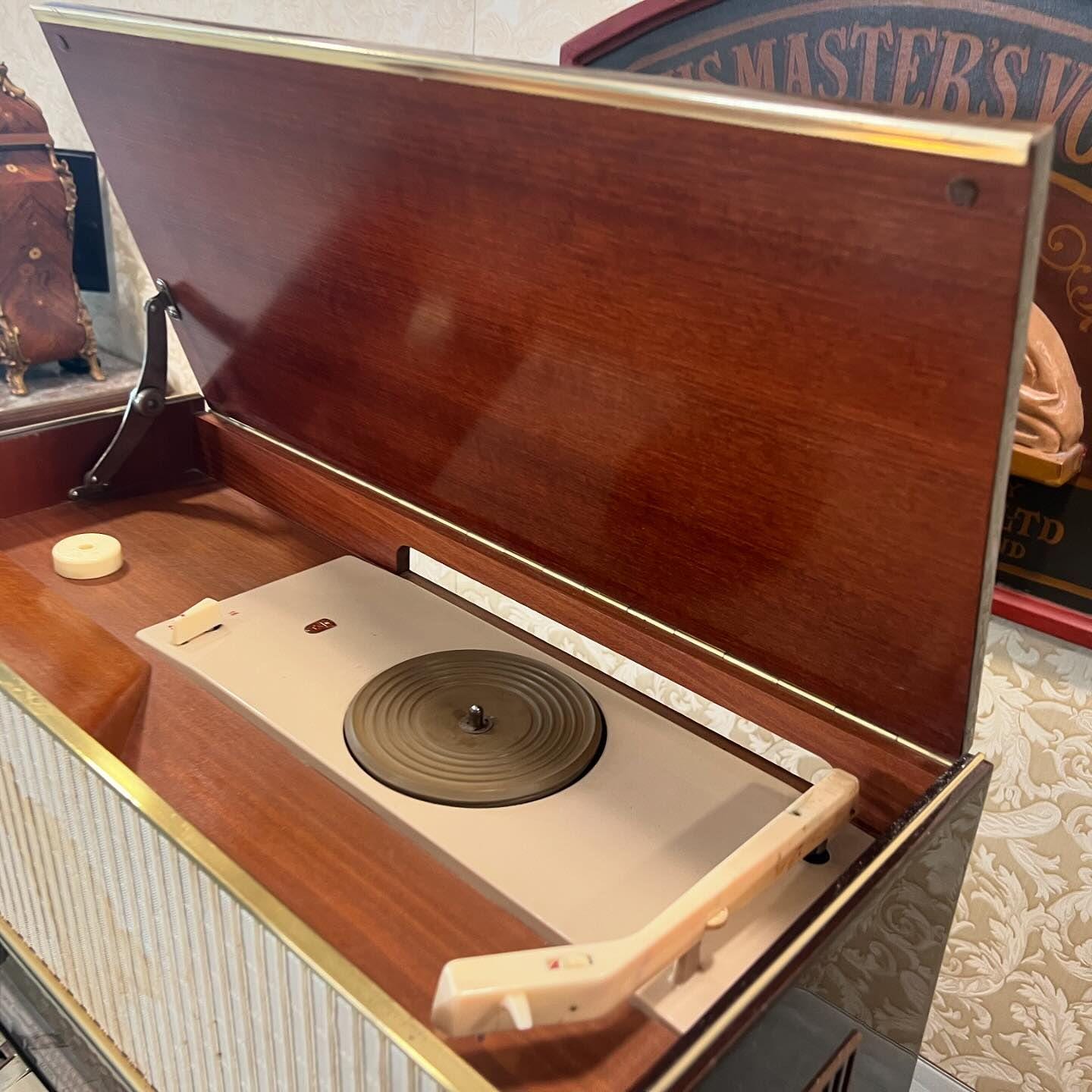 アンティーク キャビネット型 真空管 ラジオレコードプレーヤー アンティーク Grundig 真空管ラジオ、レコードプレーヤー付き、全