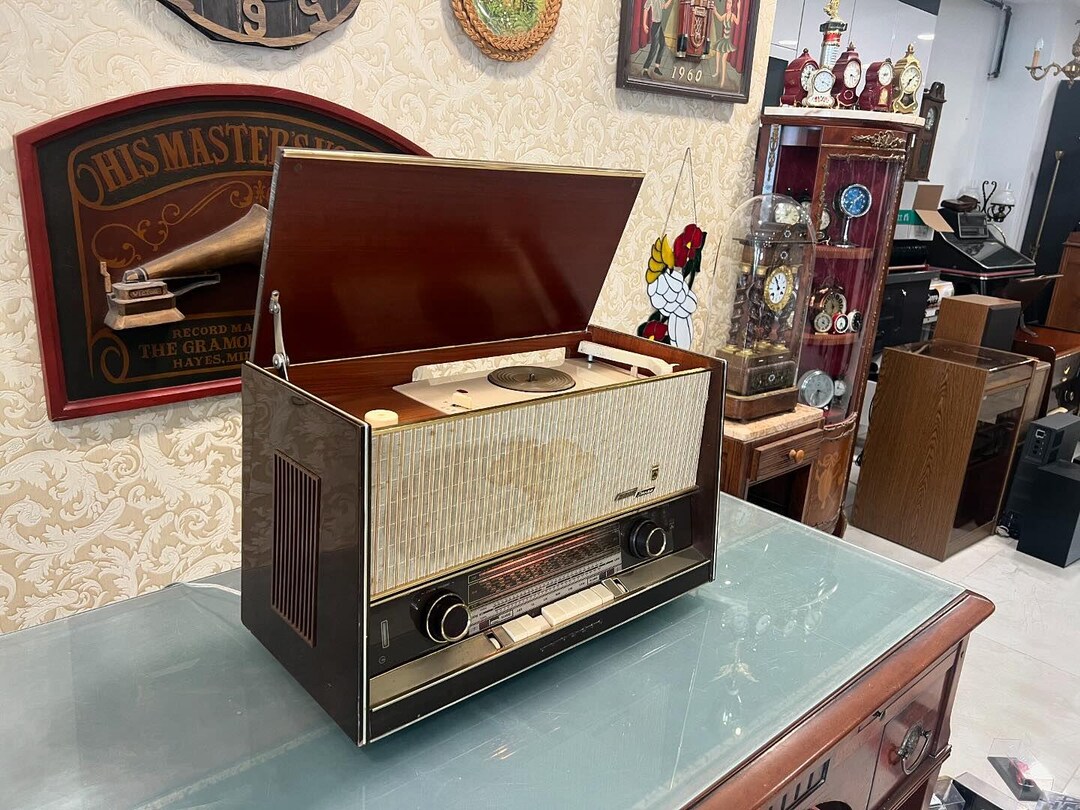 アンティーク Grundig 真空管ラジオ、レコードプレーヤー付き、全