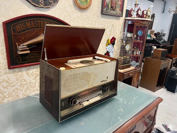 アンティーク Grundig 真空管ラジオ、レコードプレーヤー付き、全