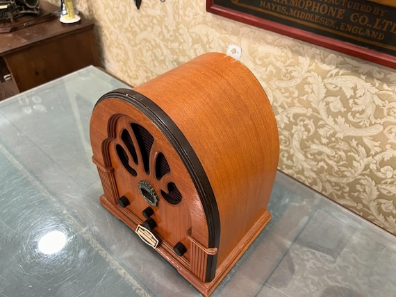 ヴィンテージ カテドラル チューブ ラジオ (FM 対応)、完全に機能