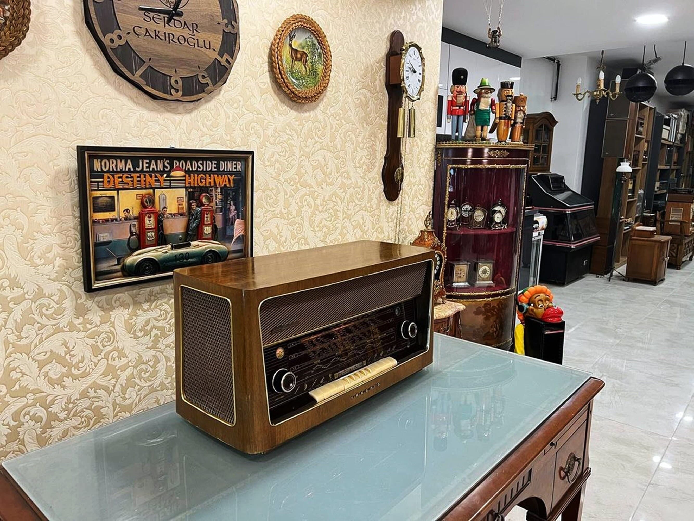 Grundig ビンテージ傑作大型175×250mm口径システム広帯域・超美音! Grundig 2x4 Super V2000 video recorder. Part 2. Quirky machine