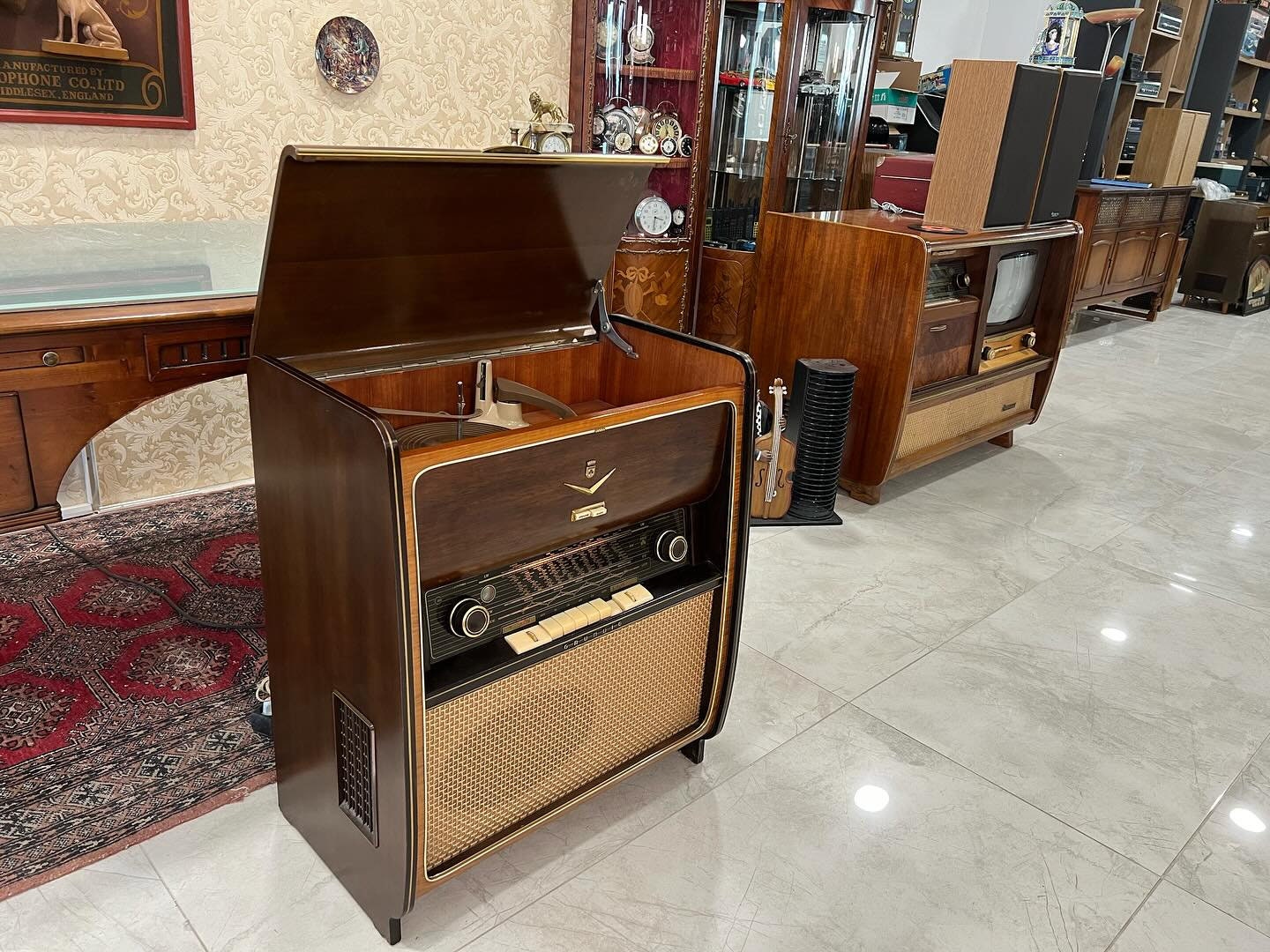Mueble tocadiscos antiguo México
