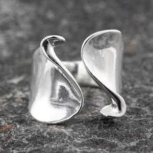 Verstelbare 925 zilveren ring met organische kunstvorm – brede statement ring voor vrouwen
