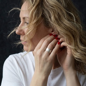 Brede verstelbare ring van 925 zilver, handgemaakte gehamerde textuur, modern en elegant design – zilveren damesring