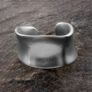 Moderner Silberring 925 handgefertigt, breiter verstellbarer Damenring, minimalistisches Design Schmuck, eleganter Statement Ring