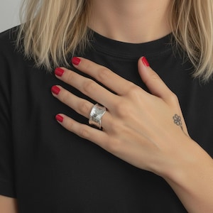 Ampio anello in argento sterling 925, fatto a mano, superficie testurizzata, anello da donna regolabile, moderno anello importante in argento sterling