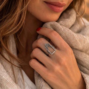 Anillo gótico ajustable de plata con diseño de ventana – Plata de ley 925 – Joyería de yoga para la atención plena, la espiritualidad y el bienestar.