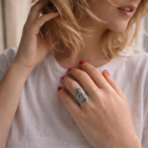 Bague réglable en argent 925 Bague statement sculptée effet tourbillon Large anneau ouvert  Bijou artisanal argent sans nickel