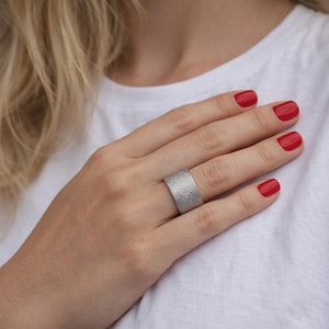 Verstellbarer Damenring aus 925 Silber matt Breiter moderner Silberring offen zeitloser Statement Ring  Geschenkidee