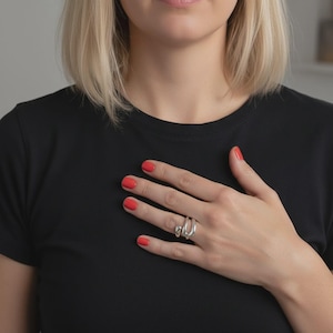 Open zilveren ring met een modern geometrisch patroon – verstelbaar, elegant minimalistisch sieraadontwerp van 925 sterling zilver.