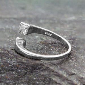 Modern öppen silverring i 925 med fyrkantiga kubiska zirkonia, handgjord, justerbar, elegant damring med rena linjer