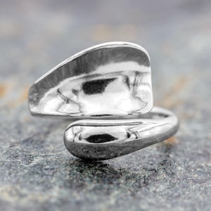 Offener Ring aus echtem 925er Silber mit glänzender, geometrischer Form – modernes Design, ideal auch als Daumenring