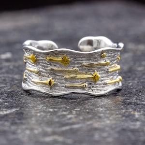 Anel feminino de prata 925 com estrelas cadentes douradas Anel de banda ajustável aberto Design moderno e joias celestiais com poder simbólico