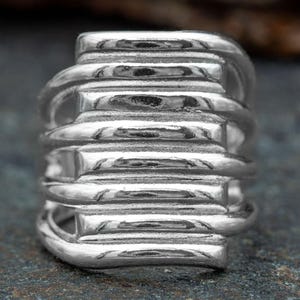 Ampio anello in argento da donna, regolabile. Anello moderno in argento 925 con struttura lineare. Anello importante fatto a mano in argento sterling.