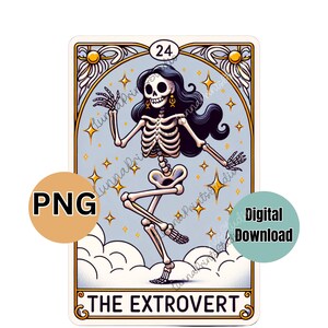 Op de afbeelding: Een tarotkaart-illustratie met een skelet met lang zwart haar dat danst tegen een blauwe achtergrond met gouden sterren. De kaart is gelabeld "The Extrovert" en genummerd "24".