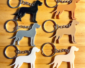 Puede incluir: Seis llaveros de perro Gran Danés de diferentes colores. Los llaveros están hechos de plástico y son de color negro, gris, marrón, beige, blanco y rosa claro.