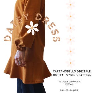Può includere: Un vestito marrone a maniche lunghe con un orlo a balze. Il vestito ha una grafica di margherita sul davanti e il testo "Daisy Dress" in un font curvo. Il testo "Cartam modello digitale Digital Sewing Pattern" è in fondo all'immagine. Il testo "12 Taglie Disponibili Size A-L @mi_ta_a_pois" è anche in fondo all'immagine.