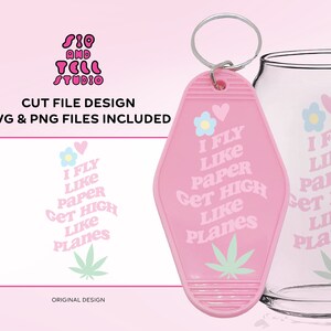 Może przedstawiać: Różowy brelok w stylu motelu z napisem "I FLY LIKE PAPER GET HIGH LIKE PLANES" i grafiką liścia konopi. Obok breloka znajduje się przezroczysty szklany kubek z tym samym wzorem. Obraz zawiera również projekt dla plików SVG i PNG.