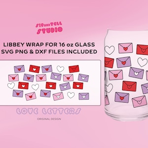 Può includere: Un bicchiere trasparente con un design a involucro con buste rosse, rosa e viola con accenti a cuore. Il design include il testo "Love Letters" e "Libbey Wrap for 16 oz Glass".