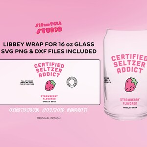 Può includere: Un bicchiere trasparente a forma di lattina con un design di seltzer al gusto di fragola. Il design include il testo "CERTIFIED SELTZER ADDICT" e una grafica di fragola. L'immagine include anche un design di avvolgimento Libbey per un bicchiere da 473 ml.