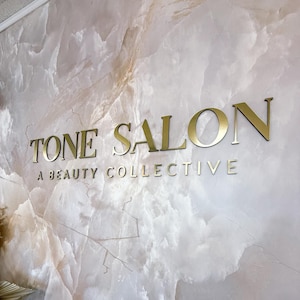 Letrero de pared grande de oro cepillado, letras 3D para salón de belleza, peluquería, esteticista, fácil de instalar