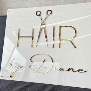Signe personnalisé de salon de coiffure pour le mur. Fond blanc avec lettrage miroir doré et miroir argenté. Tout le matériel de montage inclus