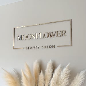 Letrero de salón acrílico dorado con espejo personalizado y marco – Logotipo de pared con nombre comercial en 3D – Letrero para estudio de belleza para pestañas, cejas, uñas o decoración de spa