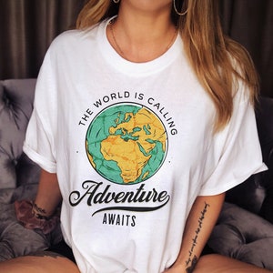 „Abenteuer erwartet“-Shirt, Weltreise-Karten-Shirt, Outdoor-Shirt-Reisender, Fernweh-Shirt, Wander-Shirt-Abenteuer, Reise-Shirt, Roadtrip-Shirt