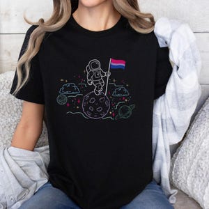 Maglietta bisessuale, maglietta astronauta Bi Pride Moon. Maglietta Proud Bi Pride, maglietta unisex LGBT Pride. Regalo bisessuale, outfit per il mese dell&#39;orgoglio.