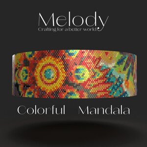 Puede incluir: Un brazalete de cuentas de colores con un diseño de mandala. El brazalete está hecho con pequeñas cuentas de colores en un patrón geométrico. El brazalete se llama "Mandala colorido" y está hecho por Melody, que crea para un mundo mejor.